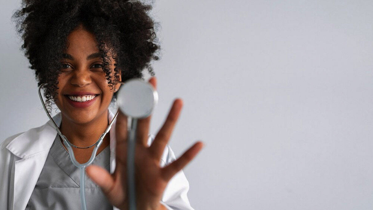 Profissional de saúde segurando um estetoscópio, representando planos de saúde que cobrem terapia para mulheres lésbicas.